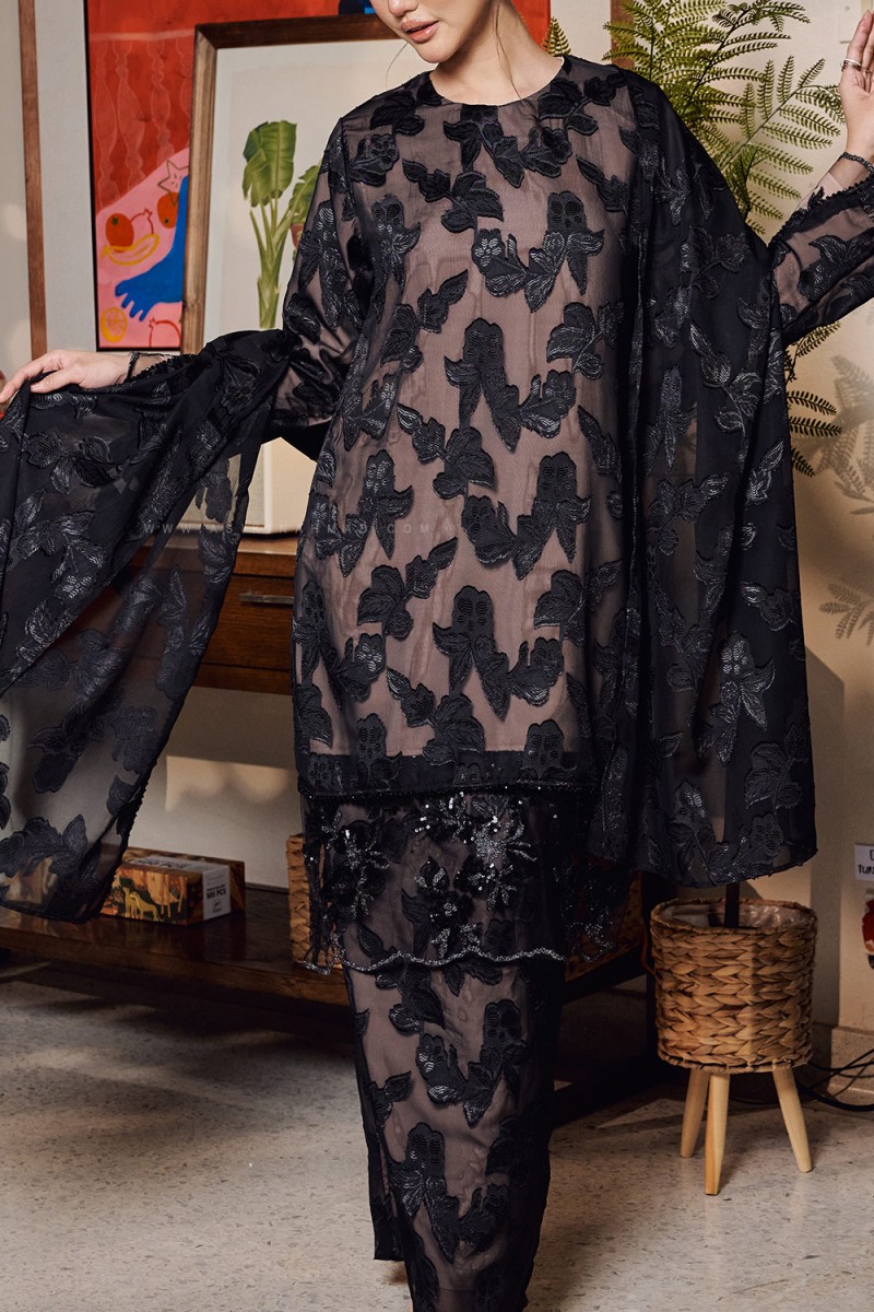 ADINDA SELENDANG IN BLACK