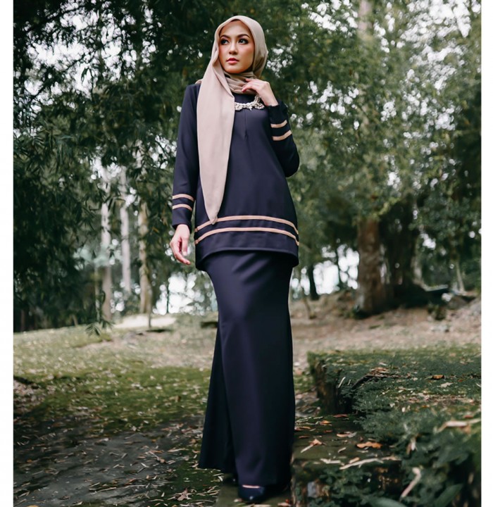 KURUNG SALMA in Black