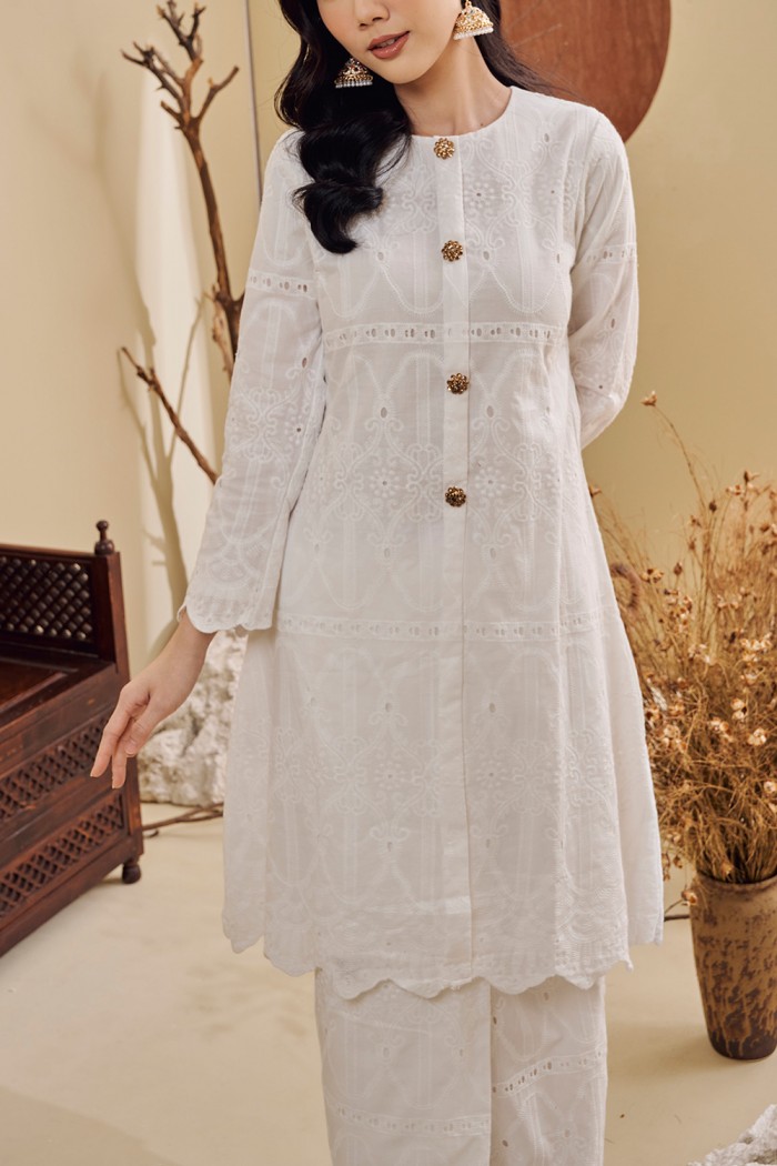 BAIDURI KEBARUNG in SNOW WHITE