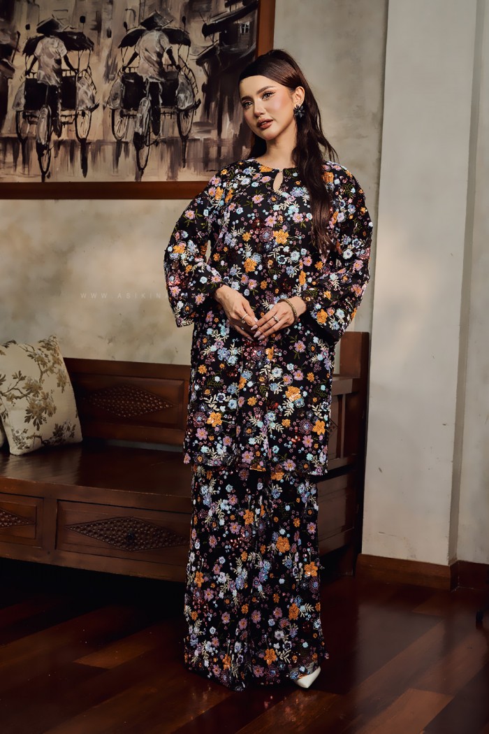 BUNGA SERUNI KURUNG IN BLACK