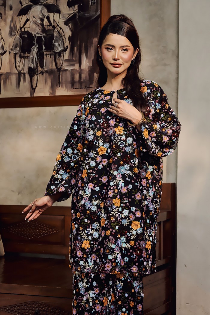 BUNGA SERUNI KURUNG IN BLACK