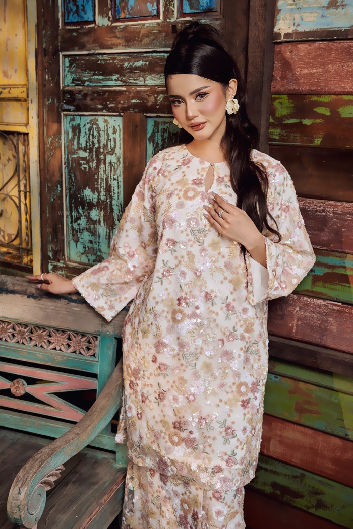 BUNGA SERUNI KURUNG IN WHITE