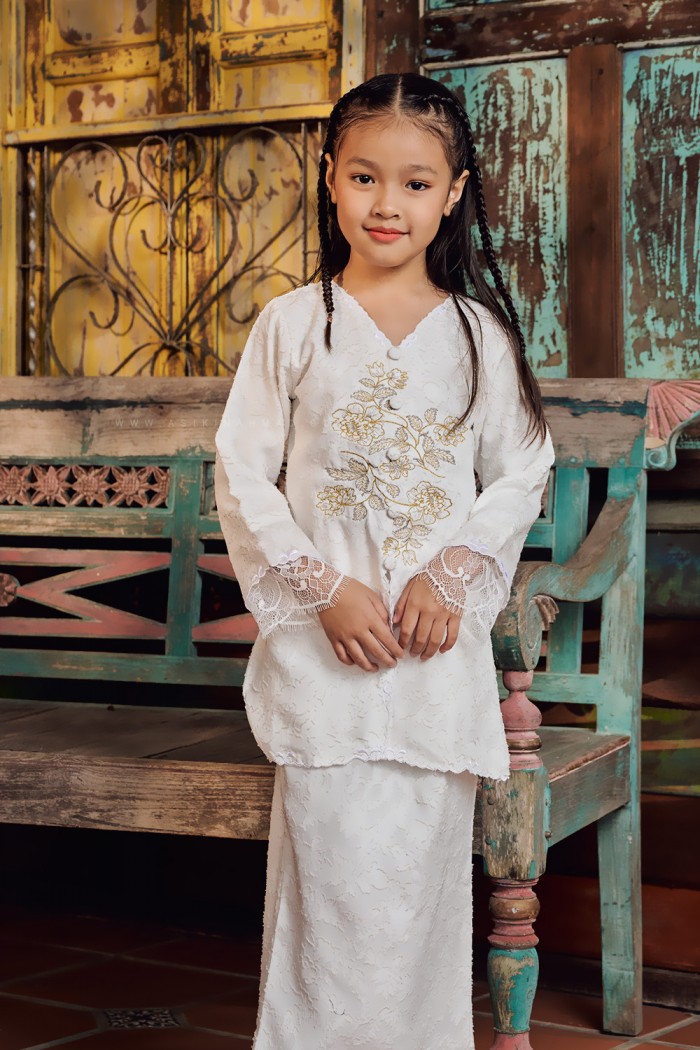 CIK SEROJA KIDS IN WHITE