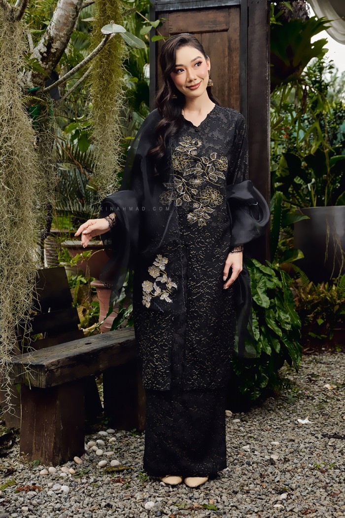 CIK SEROJA KEBARUNG IN BLACK
