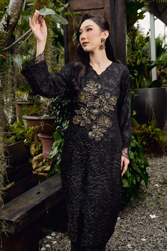 CIK SEROJA KEBARUNG IN BLACK