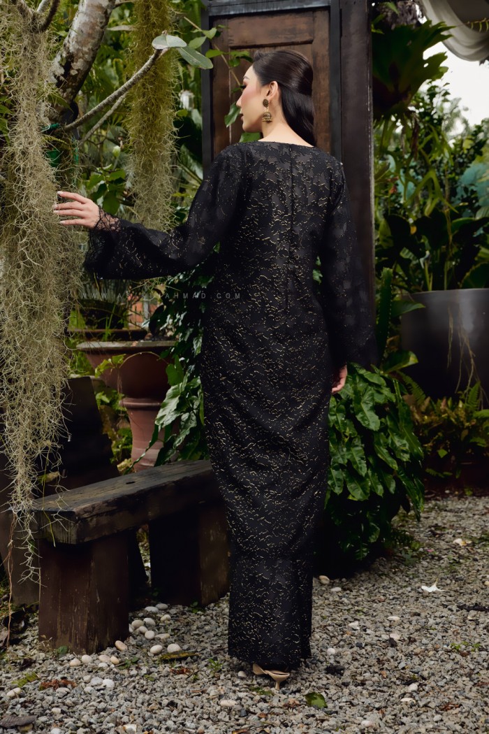 CIK SEROJA KEBARUNG IN BLACK