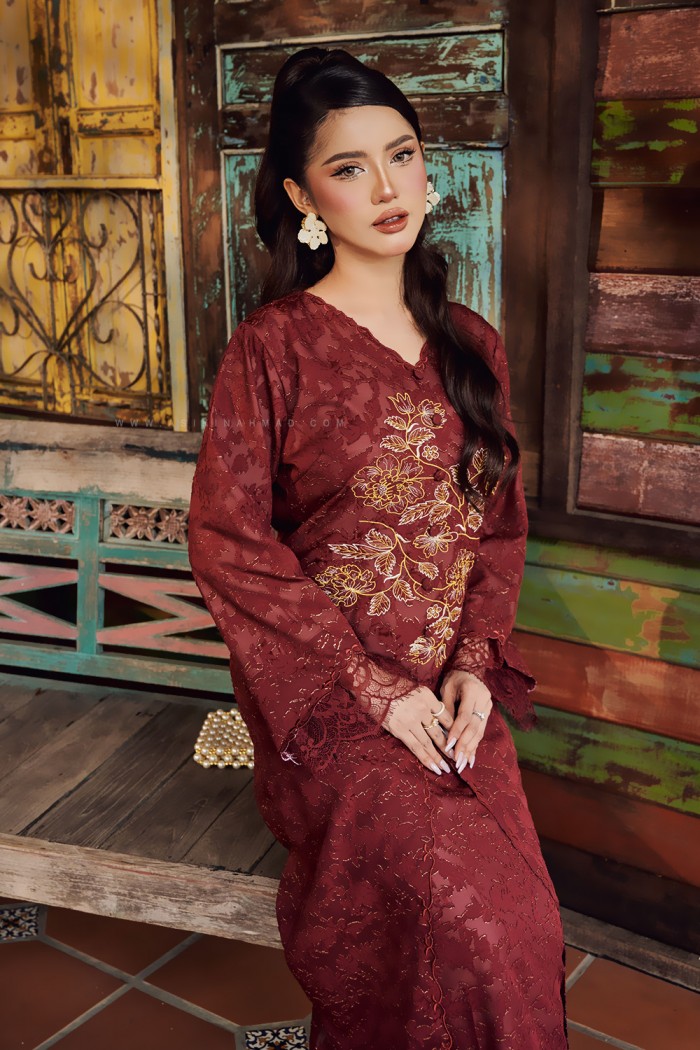 CIK SEROJA KEBARUNG IN MAROON