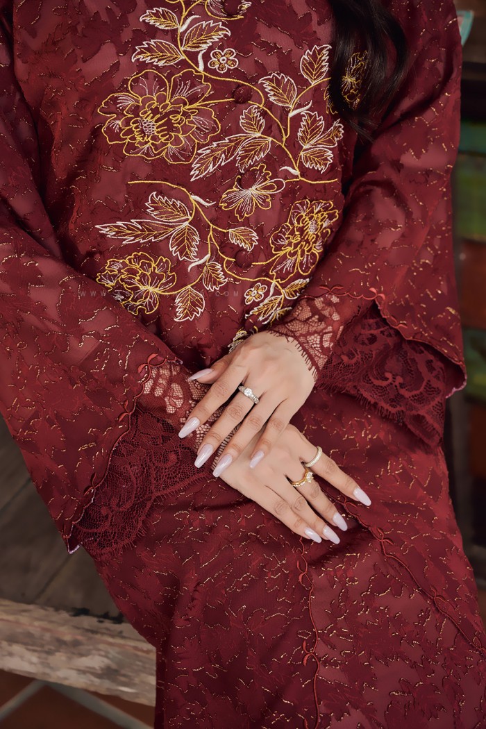 CIK SEROJA KEBARUNG IN MAROON