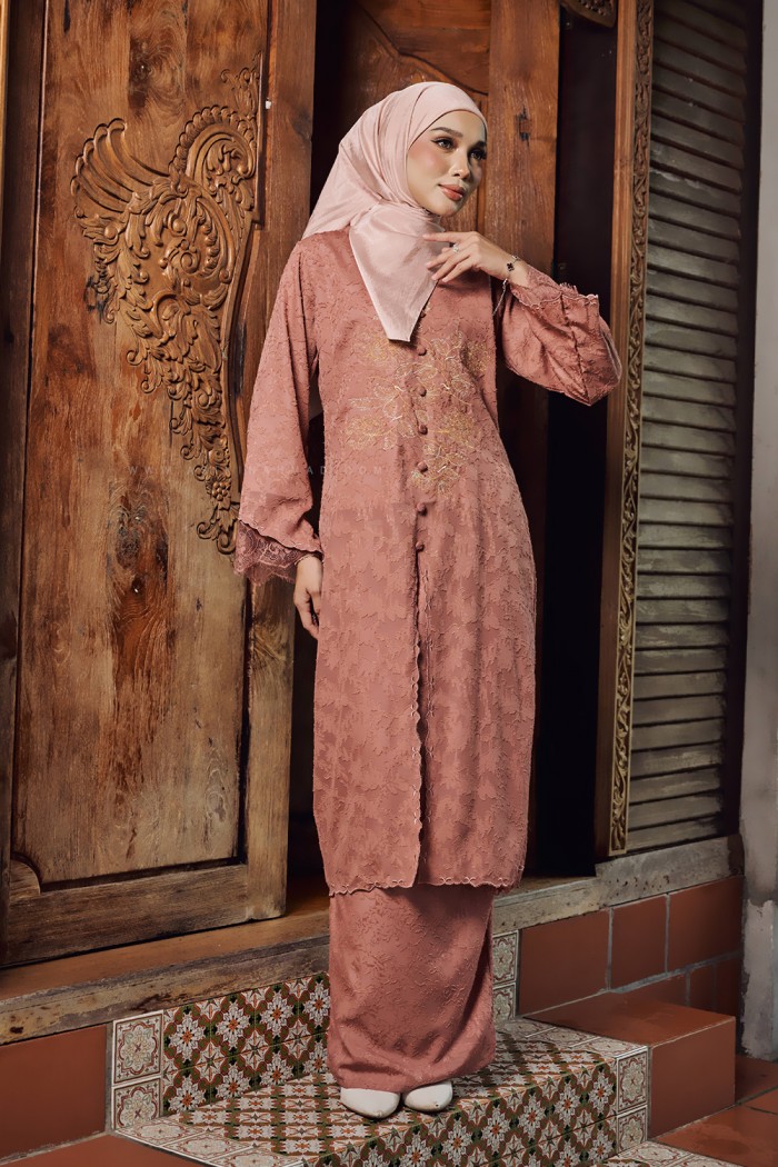 CIK SEROJA KEBARUNG IN PEACH PINK