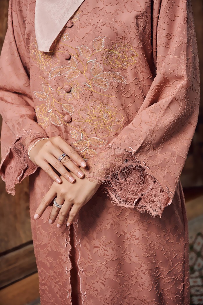 CIK SEROJA KEBARUNG IN PEACH PINK