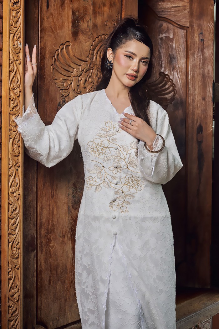 CIK SEROJA KEBARUNG IN WHITE