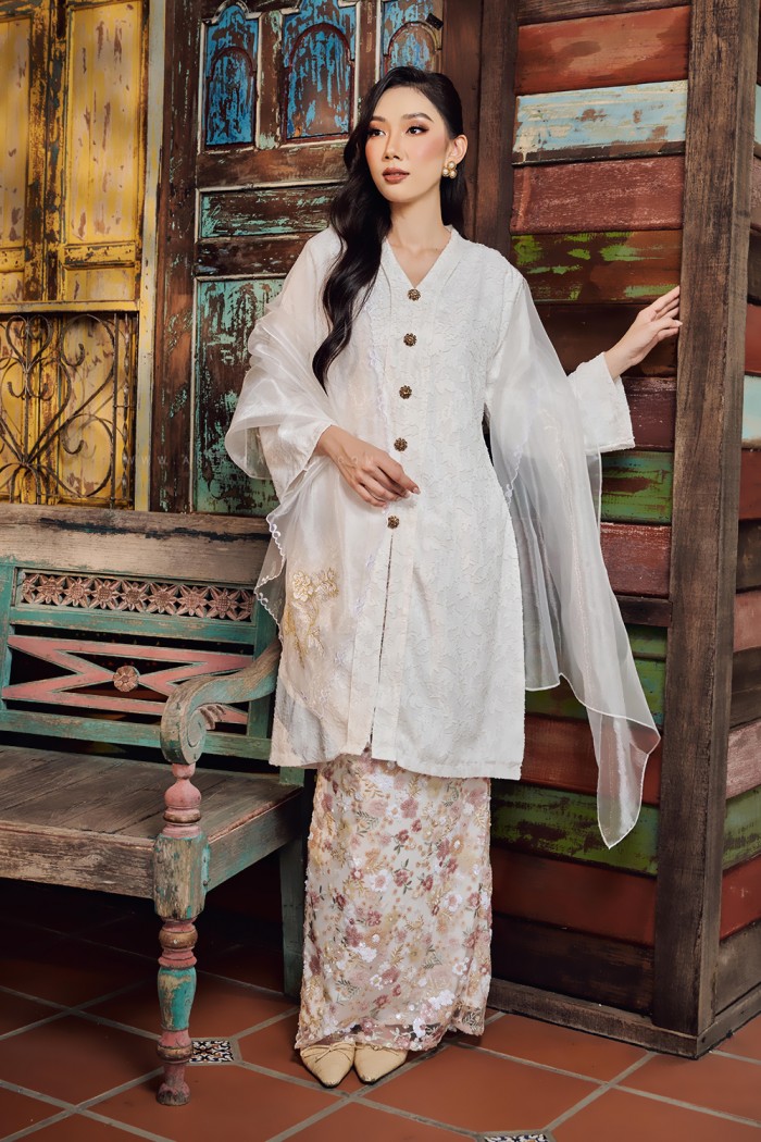 DEWI ASMARA KEBARUNG IN WHITE