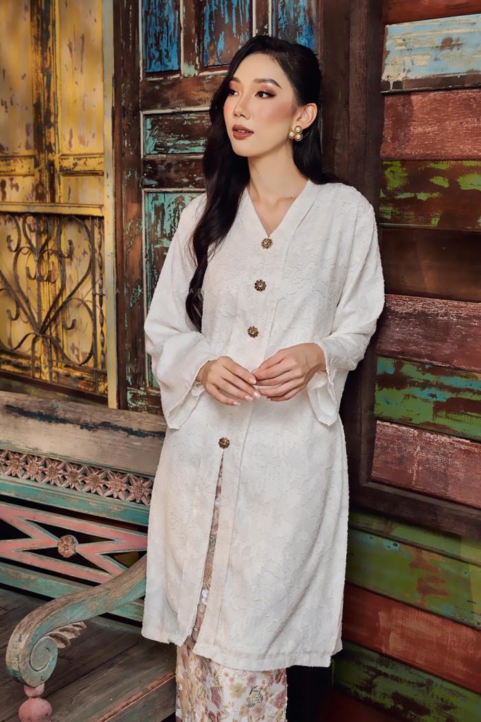 DEWI ASMARA KEBARUNG IN WHITE