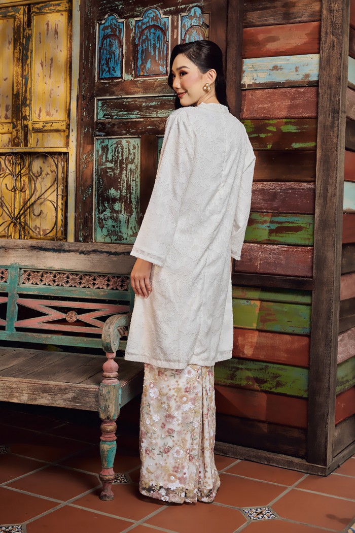 DEWI ASMARA KEBARUNG IN WHITE