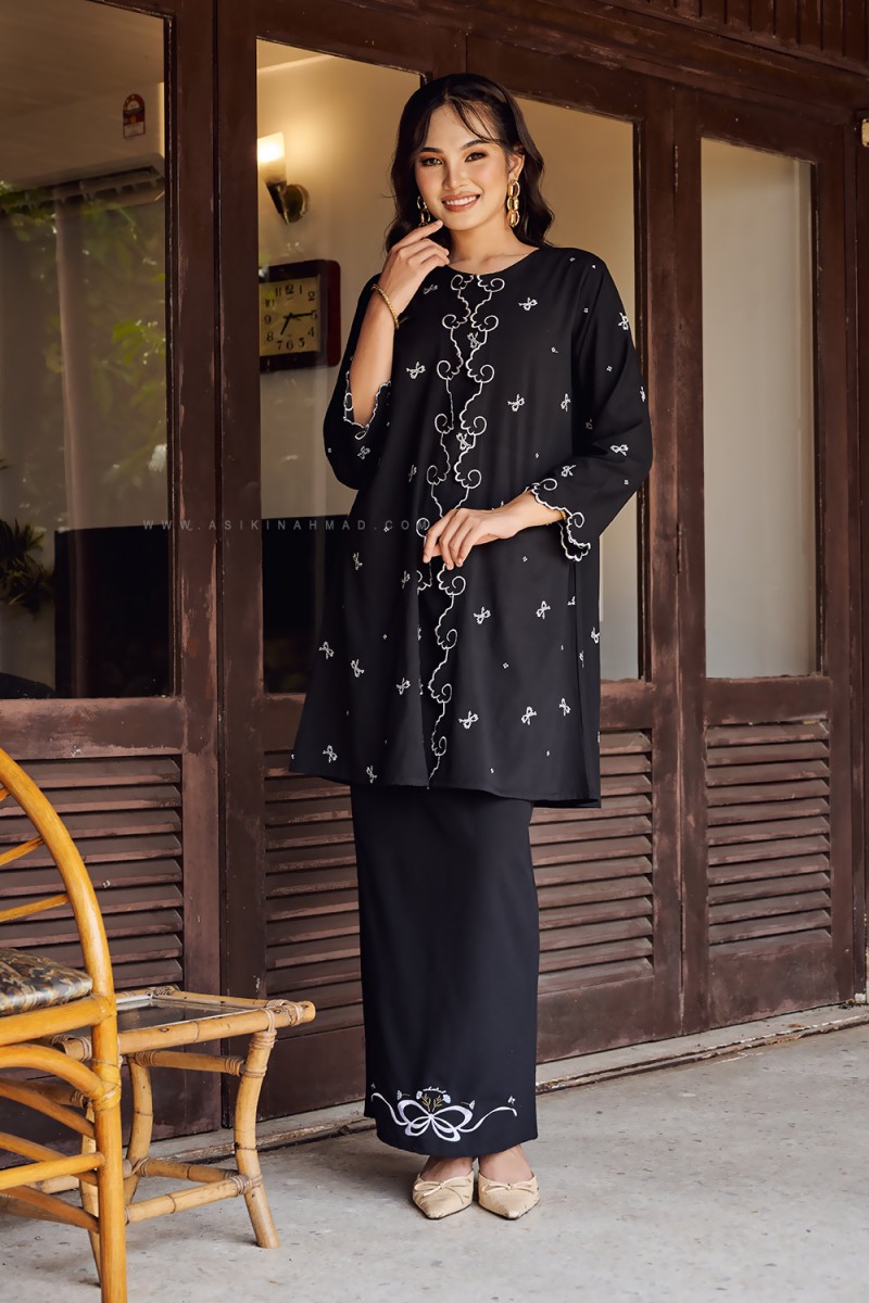 HANNA KEBARUNG IN BLACK