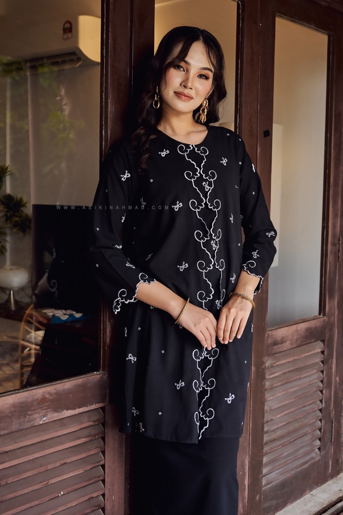 HANNA KEBARUNG IN BLACK