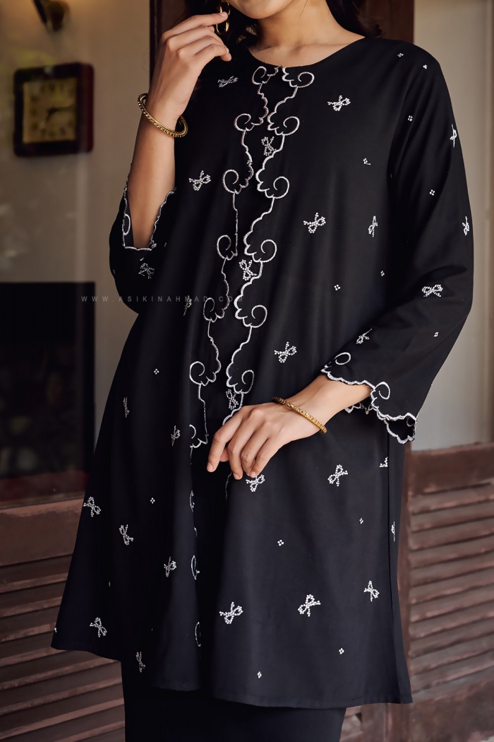 HANNA KEBARUNG IN BLACK