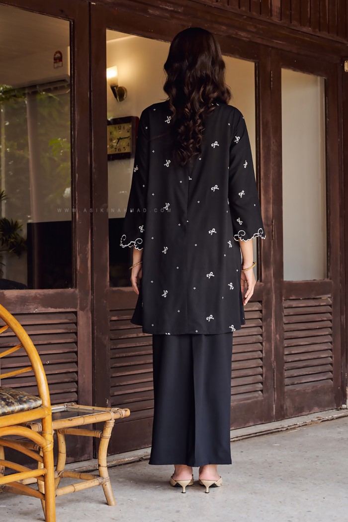 HANNA KEBARUNG IN BLACK