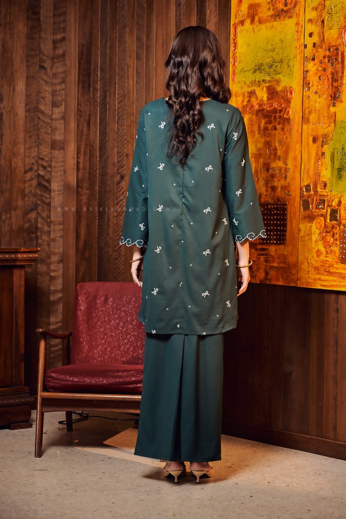 HANNA KEBARUNG IN EMERALD