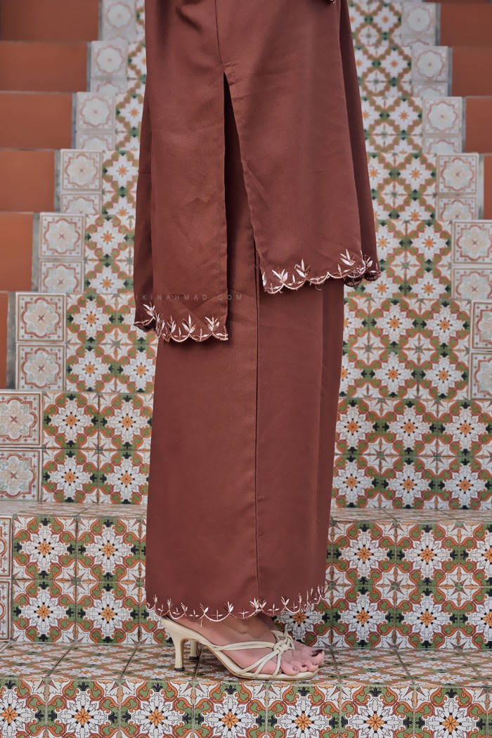 LINEN LAILA KURUNG IN RICH BROWN