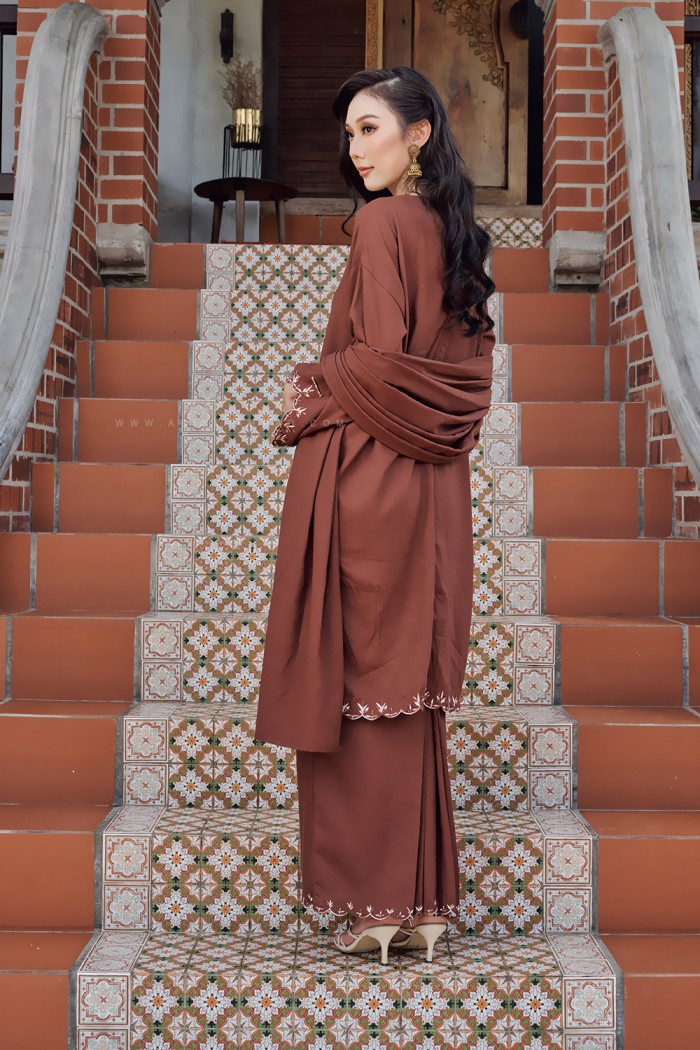 LINEN LAILA KURUNG IN RICH BROWN