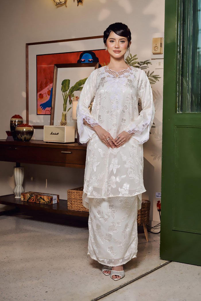 MARIANI KURUNG IN OFF WHITE