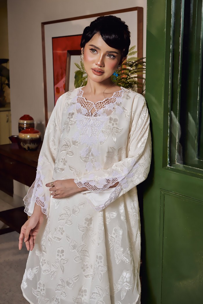 MARIANI KURUNG IN OFF WHITE