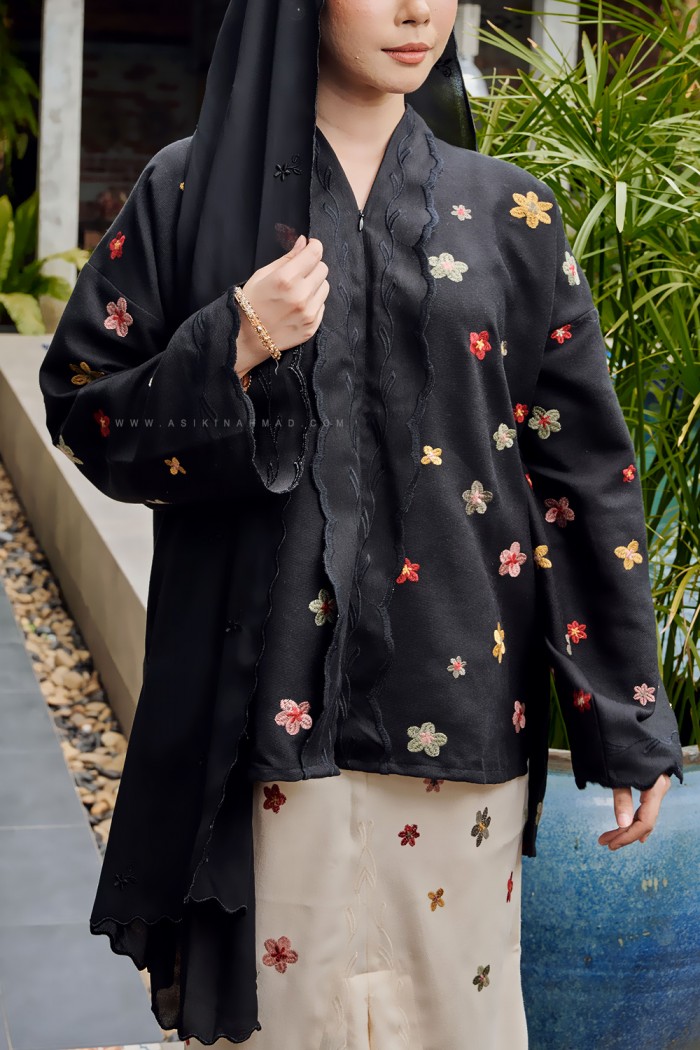 MEKAR MANIS KEBAYA (MMK-D2) in BLACK WHITE