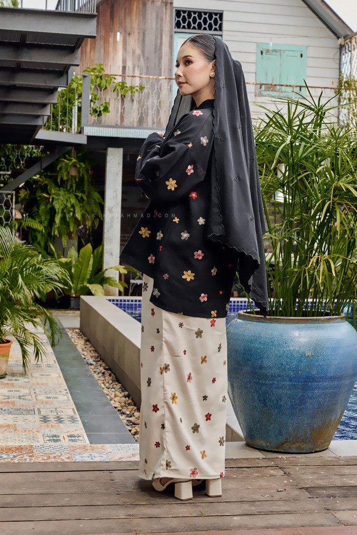 MEKAR MANIS KEBAYA (MMK-D2) in BLACK WHITE