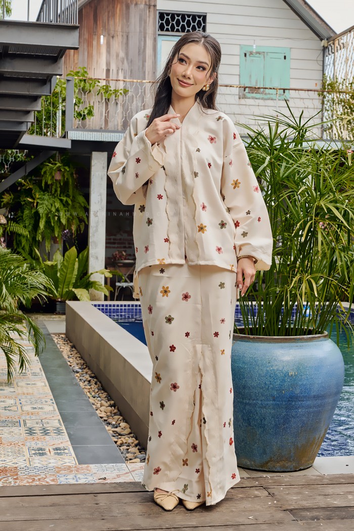 MEKAR MANIS KEBAYA (MMK-D2) in OFF WHITE