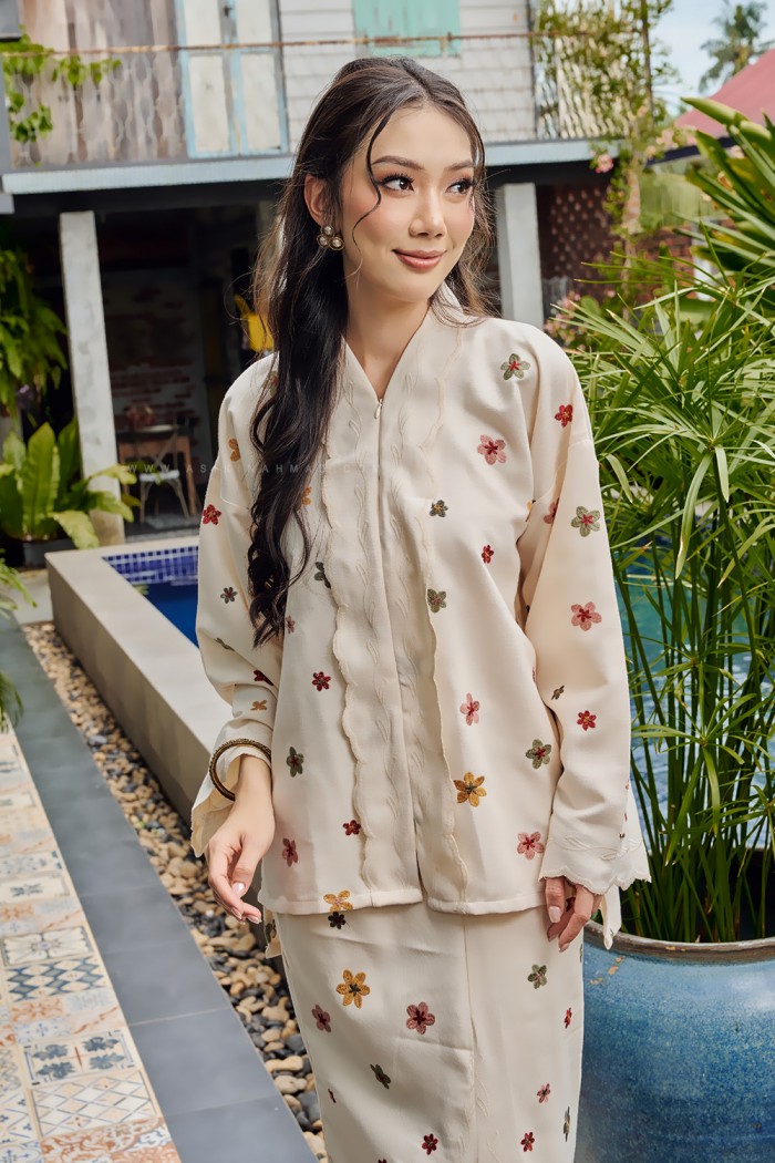 MEKAR MANIS KEBAYA (MMK-D2) in OFF WHITE