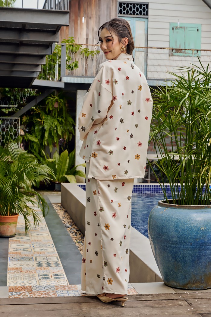 MEKAR MANIS KEBAYA (MMK-D2) in OFF WHITE