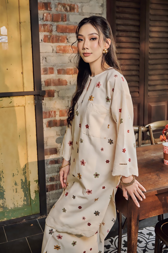 MEKAR SURI KURUNG (MSK-D2) in OFF WHITE