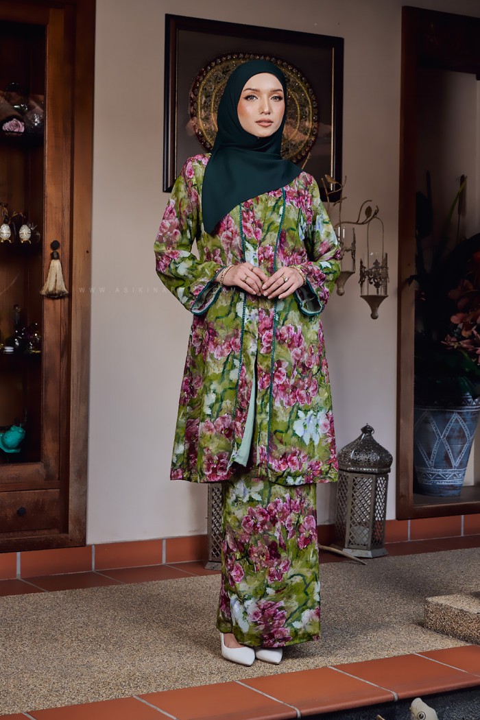 NOORMA PRINTED KEBARUNG IN MATCHA STRAWBERRY (BATCH 2)