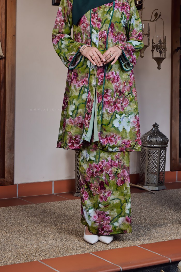 NOORMA PRINTED KEBARUNG IN MATCHA STRAWBERRY (BATCH 2)