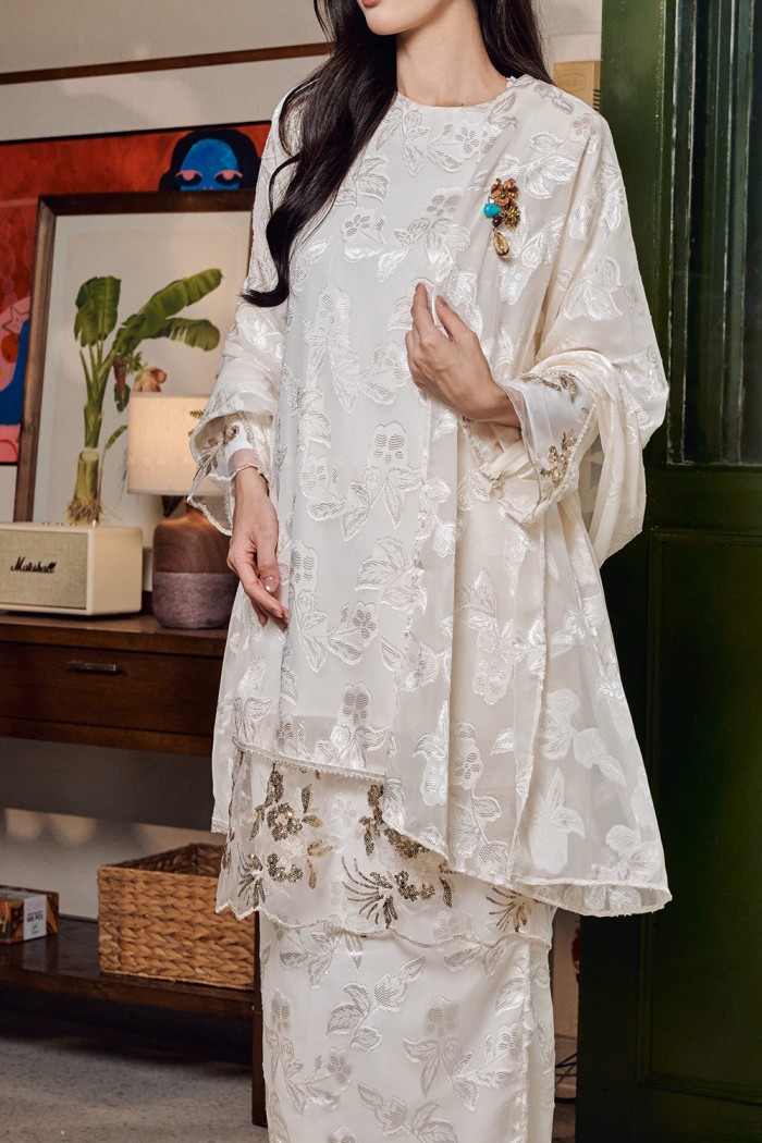 ADINDA SELENDANG IN OFF WHITE