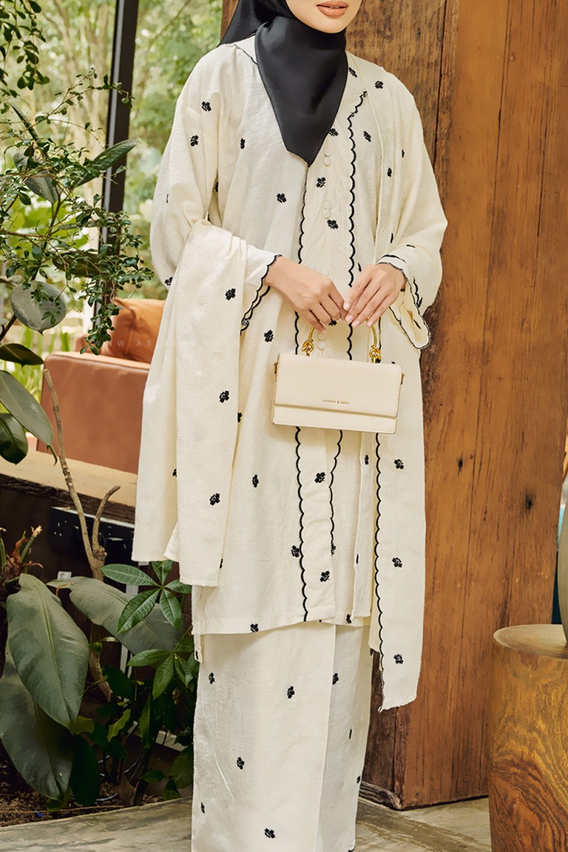 SELENDANG SARIMAH in WHITE BLACK