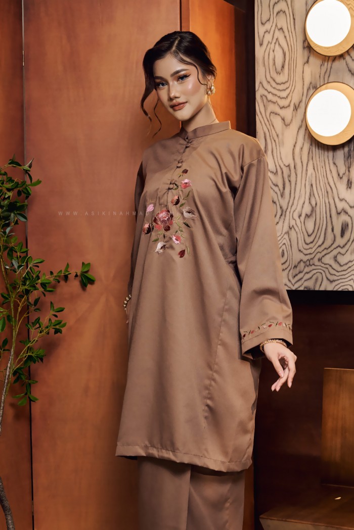 SERI INANG KURUNG IN BROWN
