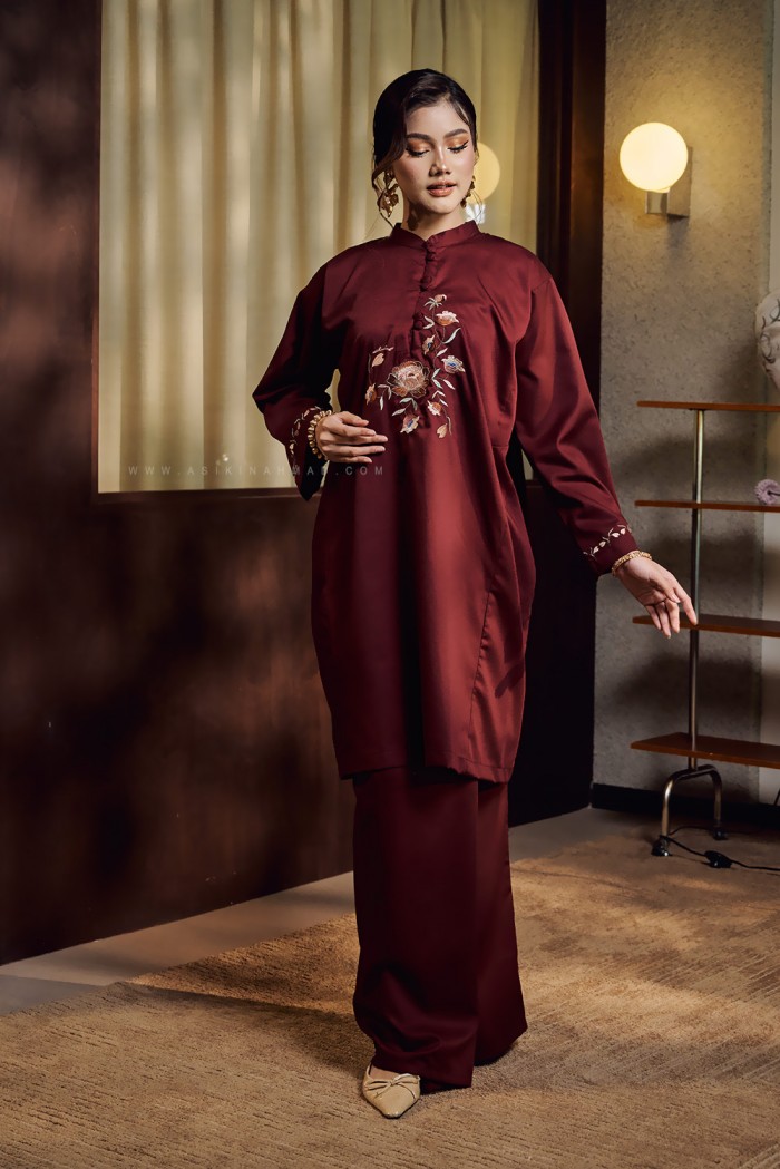 SERI INANG KURUNG IN MAROON