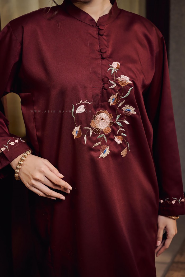 SERI INANG KURUNG IN MAROON