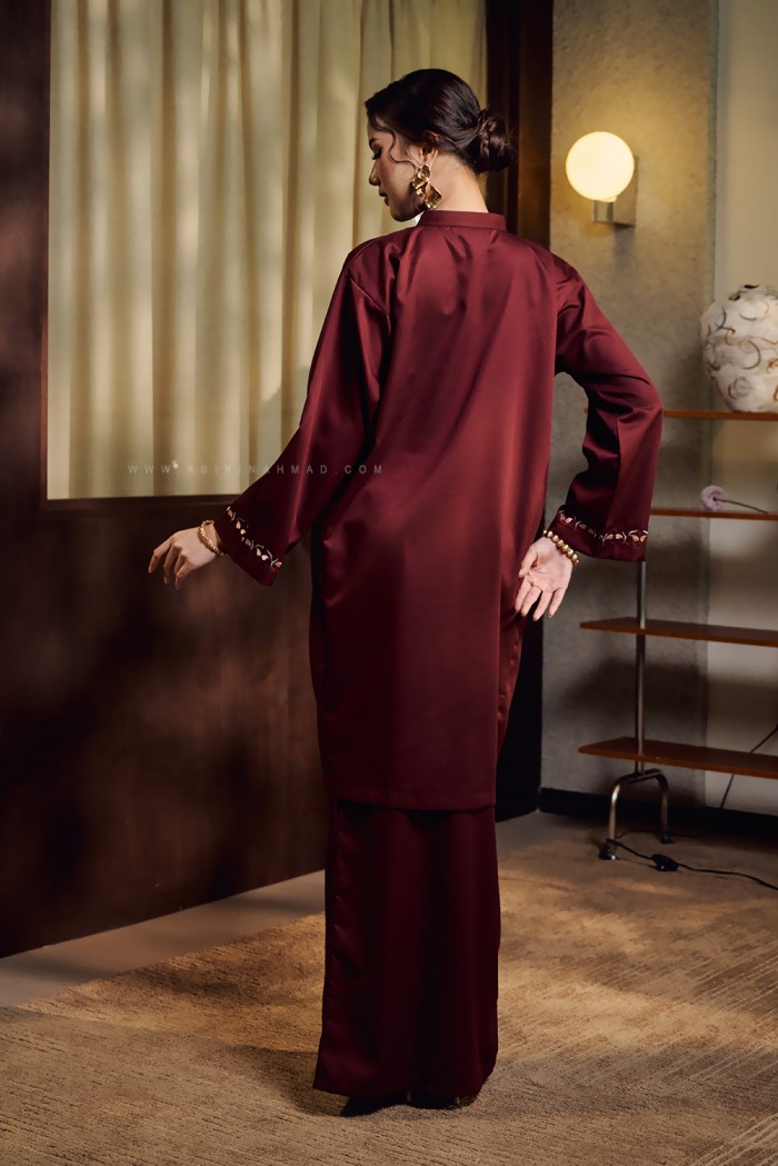 SERI INANG KURUNG IN MAROON