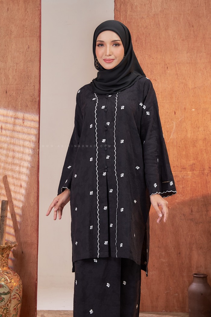 SARIMAH KURUNG SULAM in DEEP BLACK